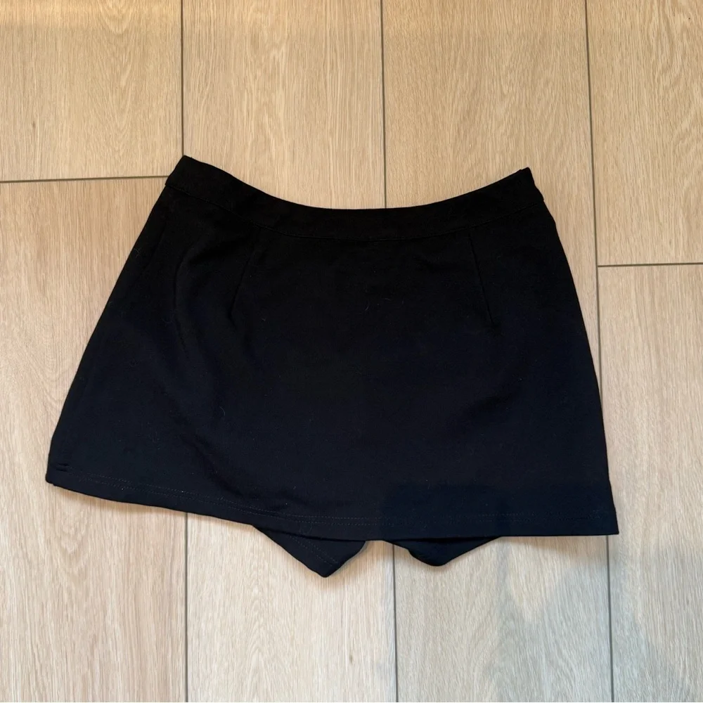Apea V‑Waist Skort with Front Slit - Size S